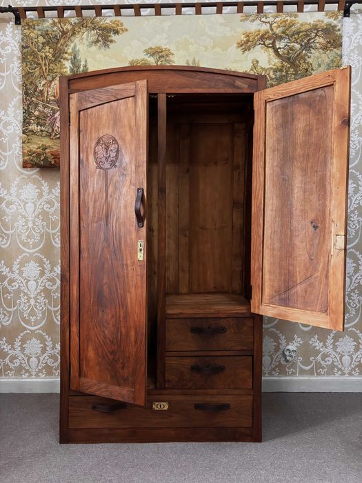 Реновиран гардероб, от масивно дърво