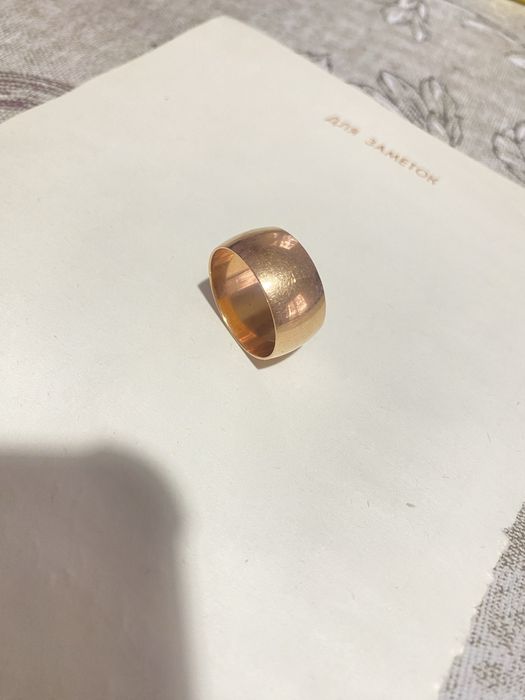 Золотое обручальное кольцо