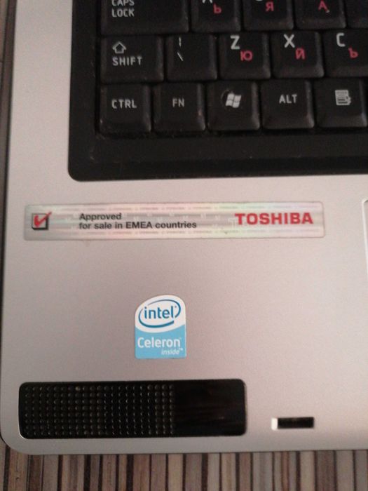 Лаптоп Toshiba + подарок мишка.