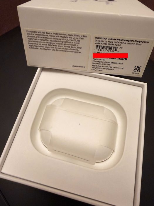 Оригинални Apple AirPods Pro + два кейса подарък