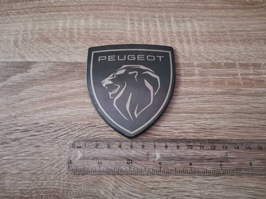 черна метална емблема Peugeot с новото лого