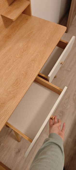 Măsuță machiaj cu oglinda