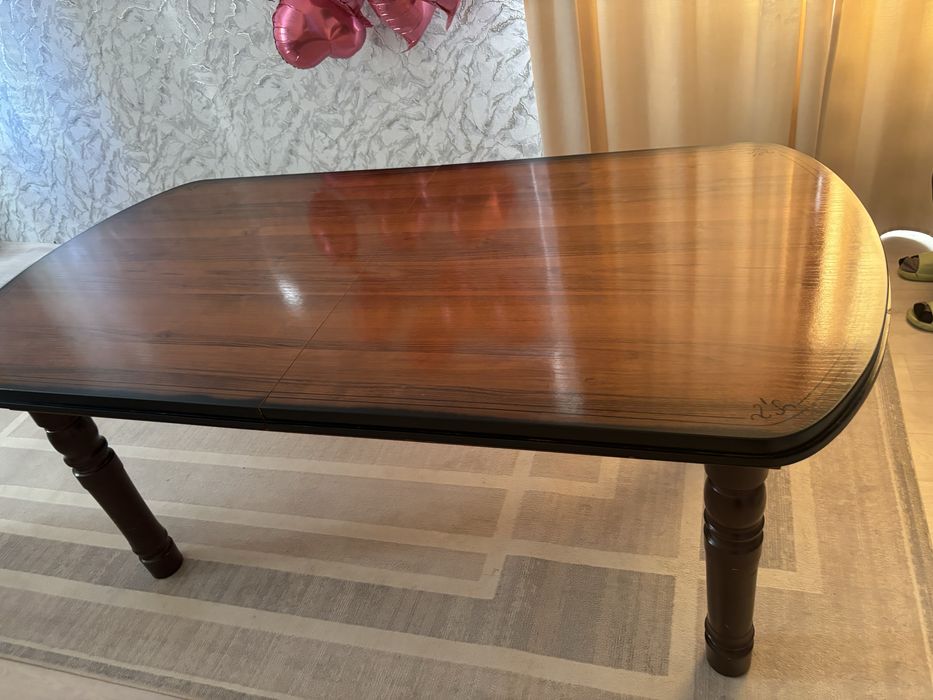 раздвижной обеденный стол.