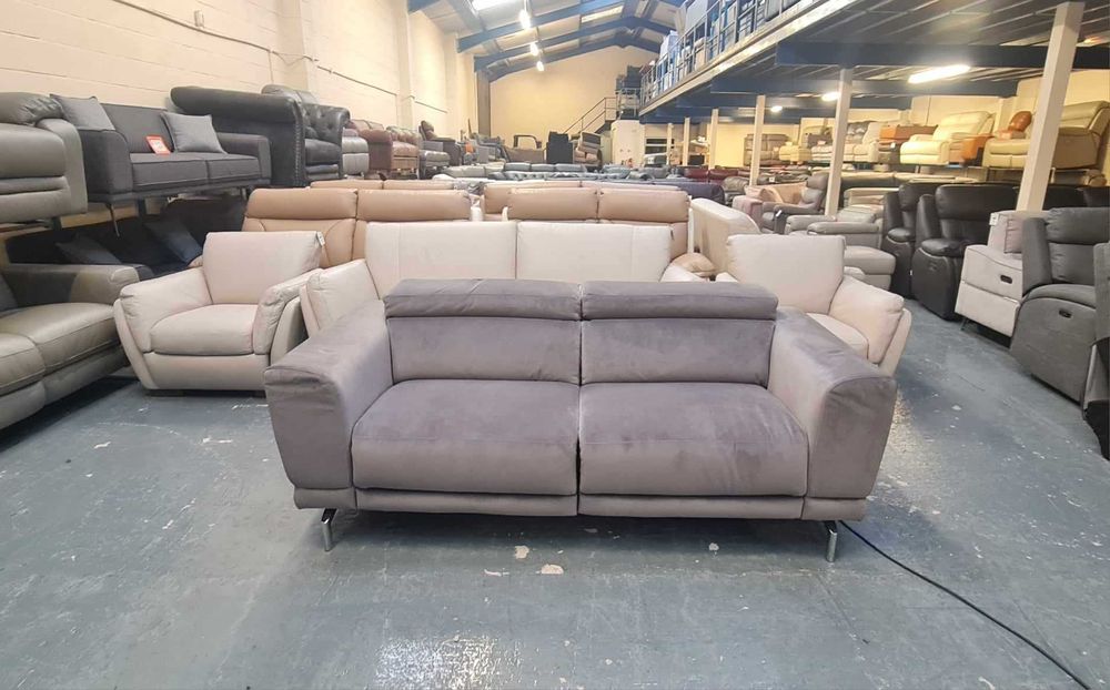 Сив диван от плат тройка с електрически релаксиращ механизъм