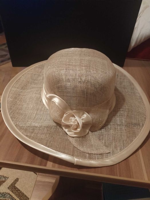 Palarie bej deschis, fir de bambus cu satin, eleganta