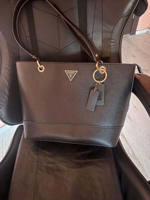 Чанта на Guess  ...