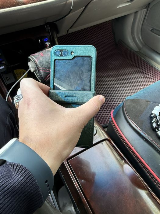 Galaxy Z Flip 5 в отличном состояние