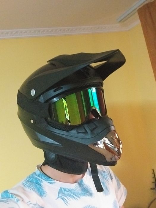 Cască enduro negru mat+ cagulă și o pereche de mănuși moto