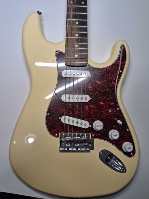 Chitară Electrică Harley Benton ST-62 + Amplificator Boss Katana Mini + Accesorii