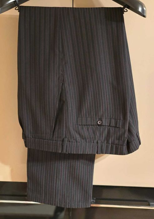 Vând costum bărbați, negru cu dungi, 3 piese, mărimea 56, 450 lei