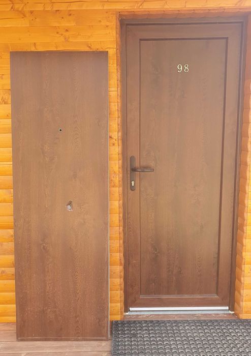 Panel HPL, culoare nuc, pentru usi si ferestre cu tamplarie PVC