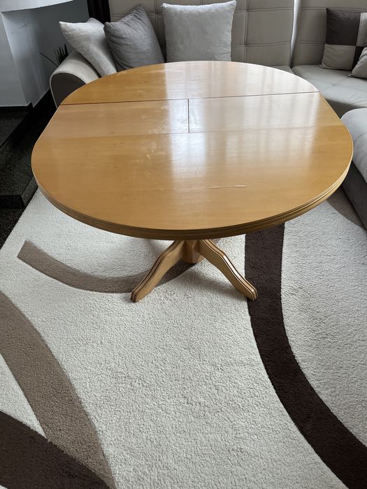 Продавам масивна трапезна маса