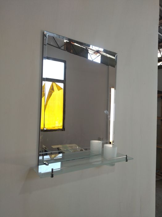 Ванный зеркало и полка цехдан.