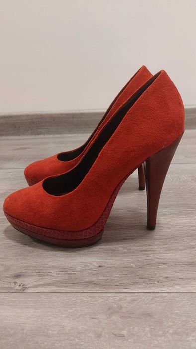 Елегантни червени обувки