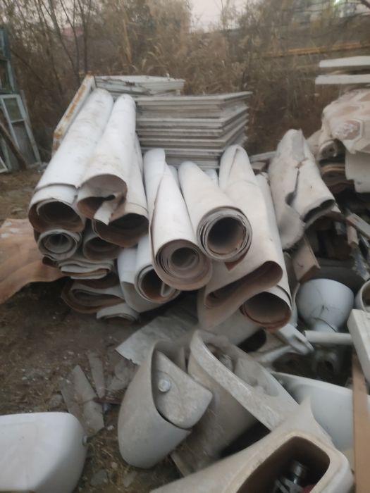 Линолеум срочно сотилади 400 квадратча