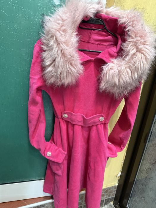 Рокля с голяма качулка обшита с пух