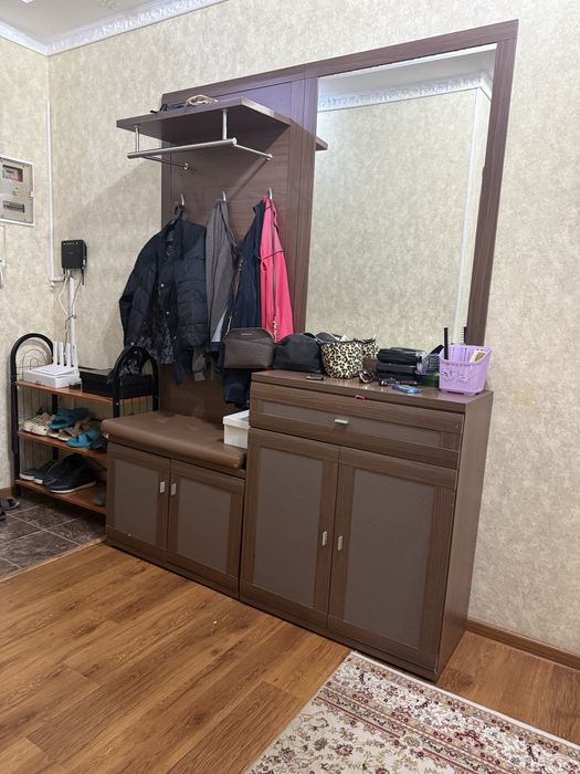 Шкаф в прихожей с комодом в подарок