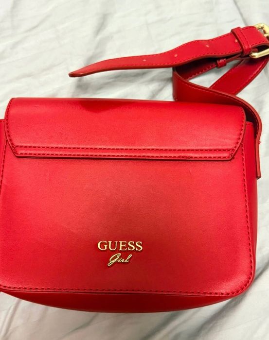 Червина чанта на Guess