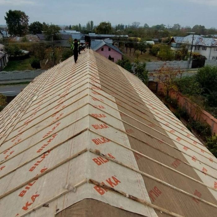 Tip Serviciu: Vopsire acoperis tabla, Constructie acoperis nou, Sarpante, Sisteme pluviale - jgheaburi - burlane, Curatare acoperis, Dulgherie,