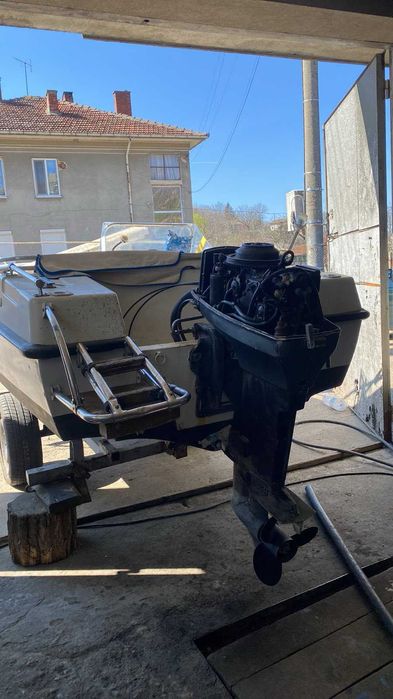 лодка 4,20м с двигател 40 к.с. evinrude 737 с нерегистриран колесар