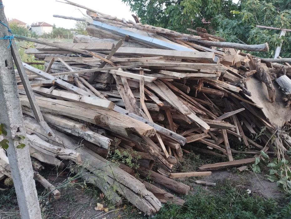 Продавам дъски и греди от стар покрив