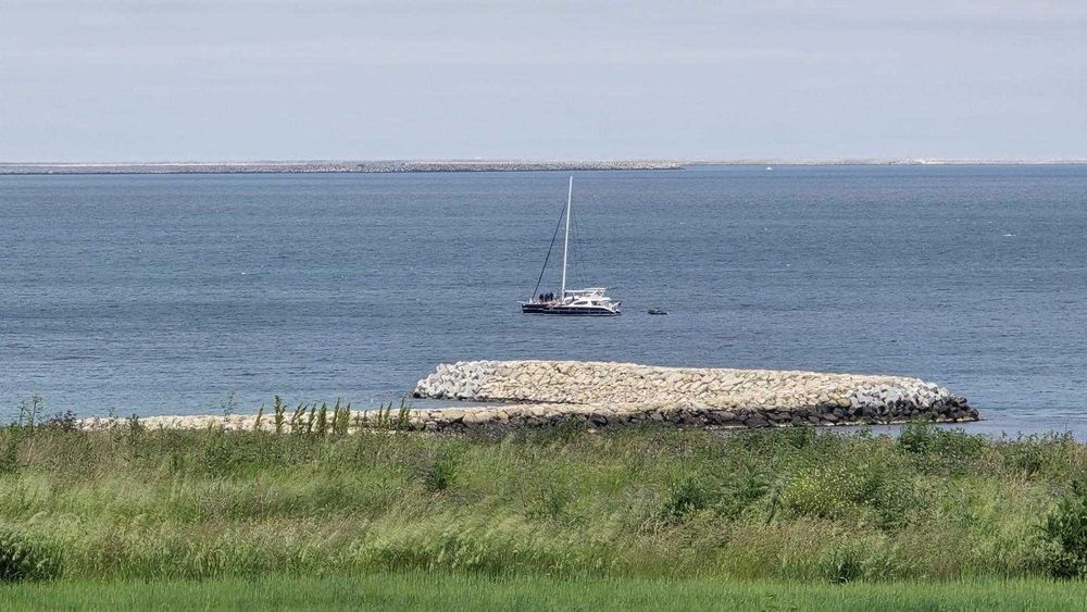 Teren intravilan cu utilitati si vedere directa la mare, 40 m pana la plaja