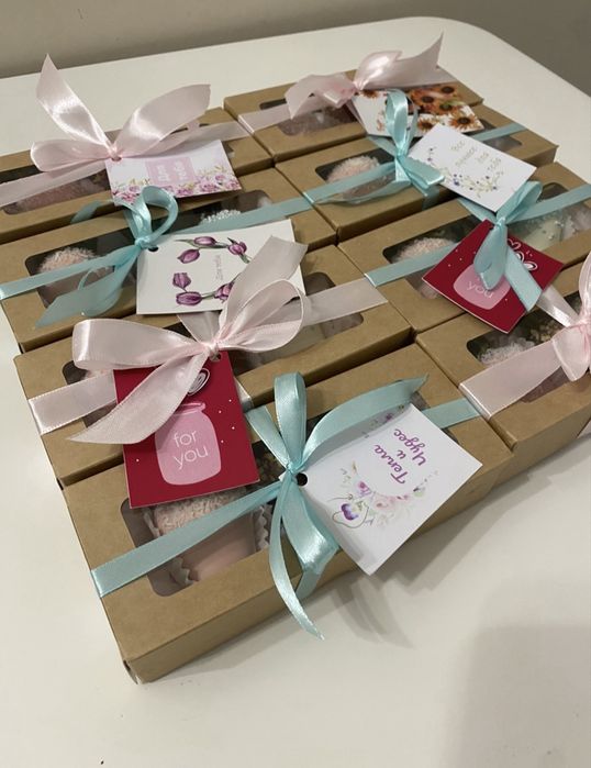 Клубника в шоколаде и тюльпаны