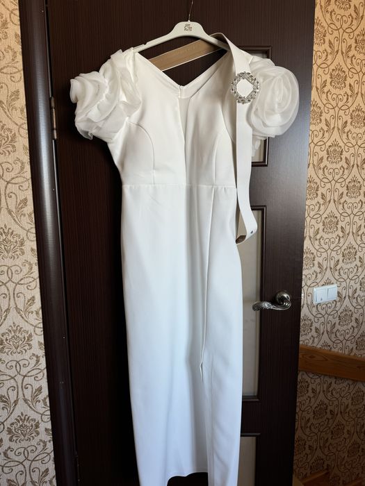 Вечернее белое платье на той