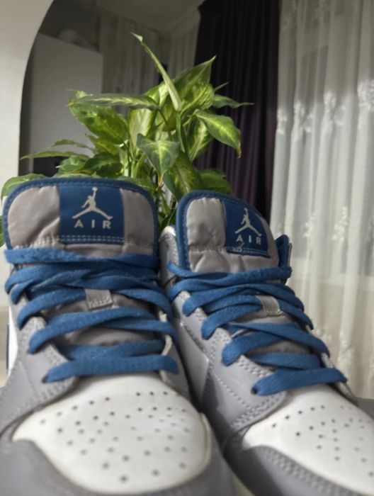 Jordan 1 mid, intr o conditie buna