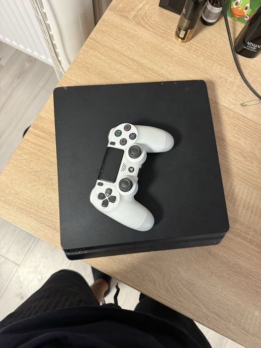 Vând PS4 Slim cu o singura maneta