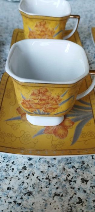 Японски сервиз за кафе. Едната чинийка е със забележка. 20 лв.