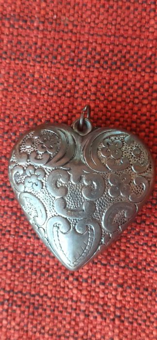 седефено колие с дължина 44 см- цена 60 лв и метално сърце- 20 лв.