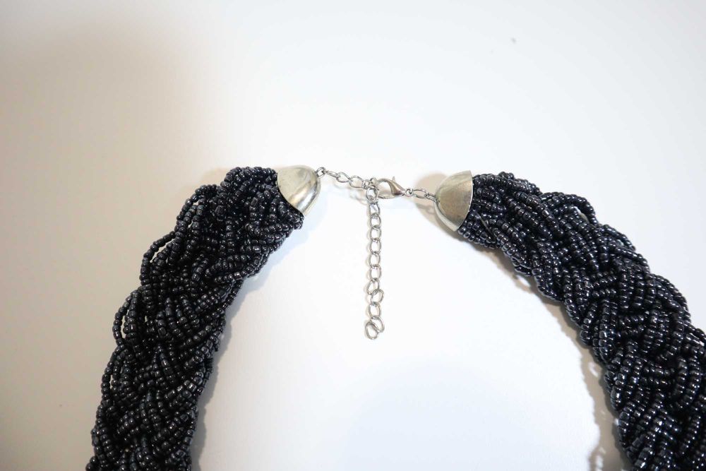 Colier modern din siruri impletite din margele gri metalizat
