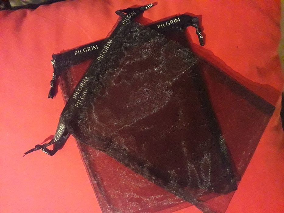 обеци на марката Pilgrim