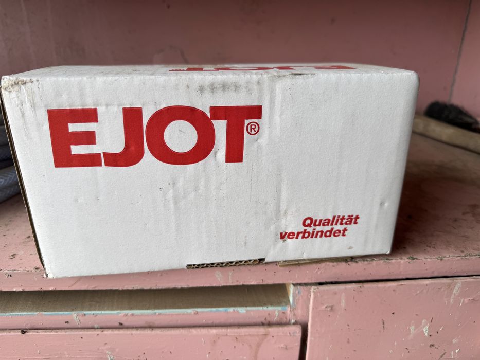 Șuruburi si Calote Panouri Sandwich