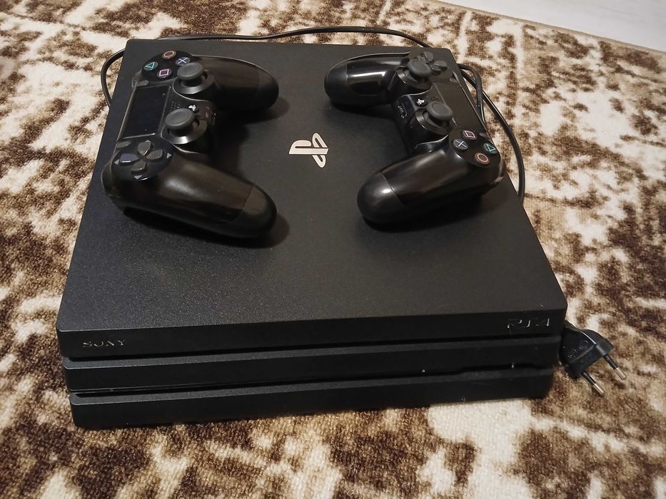 Продавам плейстейшън 4 про ,със 5 дискети!