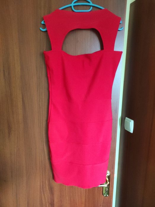 Елегантна червена рокля с изрязан гръб