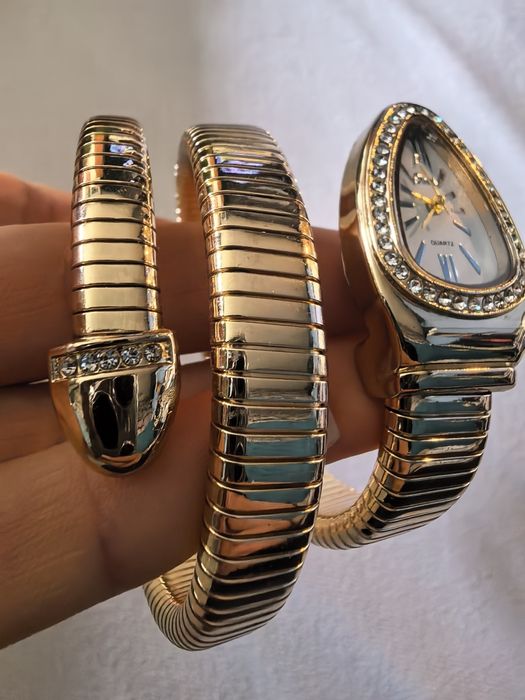 Часовник гривна златна с камъни