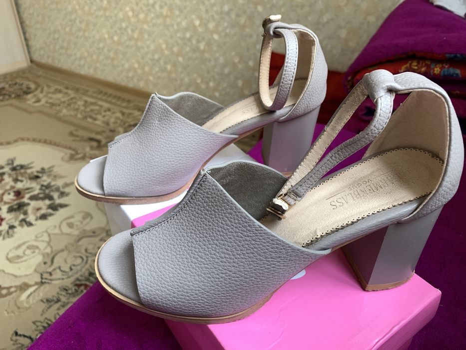 Женские босоножки