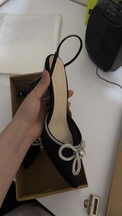 Стильные чёрные туфли с острым носом