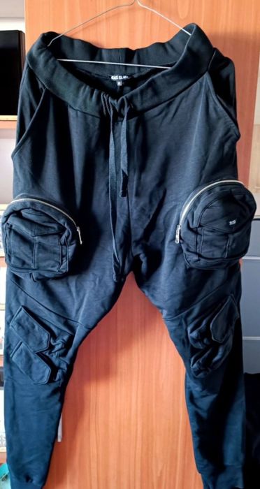 Vând pantaloni sport