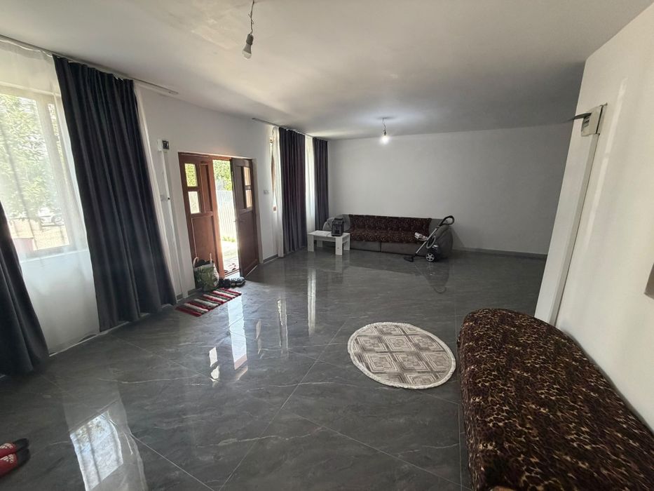 Inchiriez Casa la curte , 350mp , toate utilitatile , totul nou.