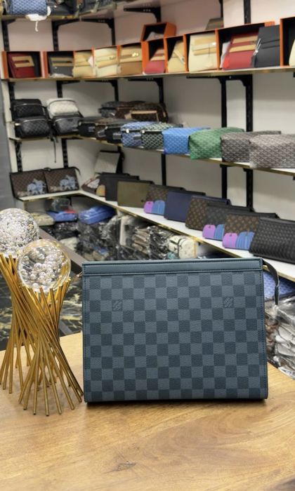 Louis Vuitton / Тип Клъч