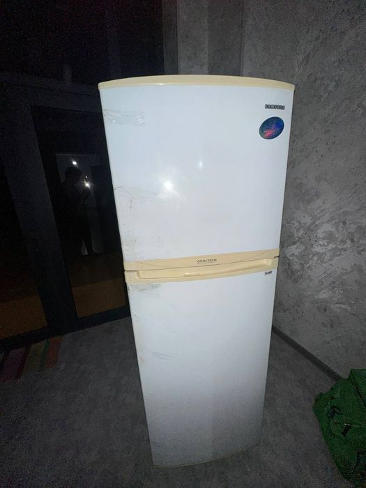 Холодильник старый