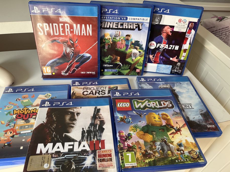 PS4 original + 2 manete una cu husa + 8 jocuri