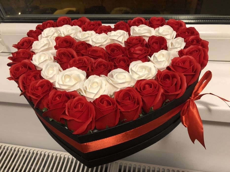 Cadou 8 martie cutie informa de inima cu trandafiri de sapun