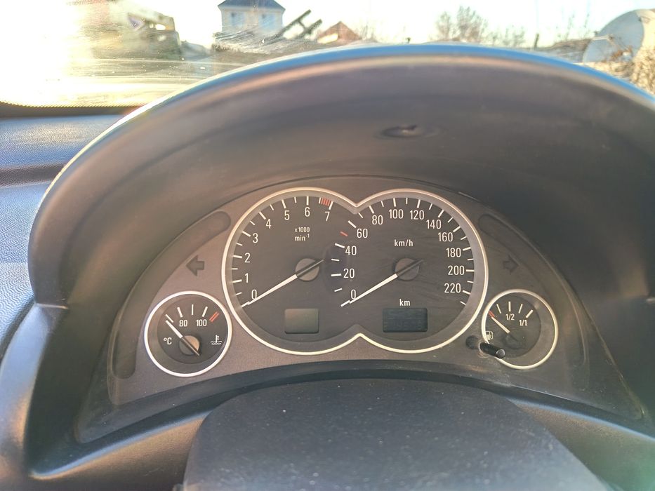 Продам автомобиль опель корса 2004 года