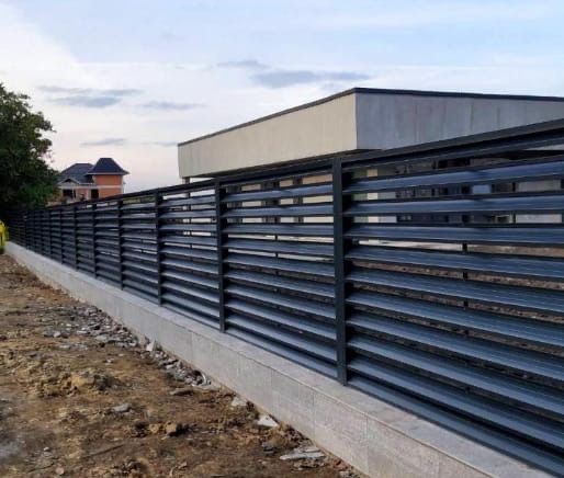 Execut garduri din beton plasa sau tabla