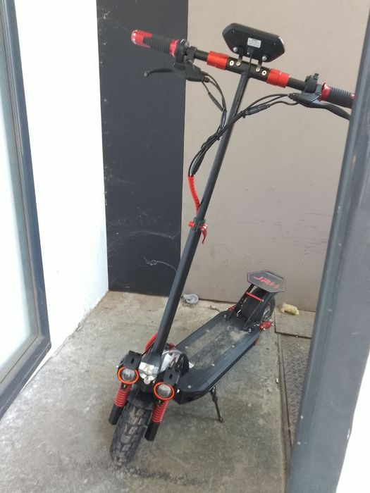 Vând trotineta electrica