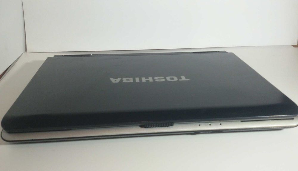 Лаптоп Toshiba Satellite L40-14F с дефекти за лека работа или за части